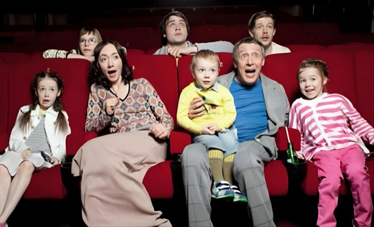 Софья Кругликова и Михаил Ефремов с детьми. Фото: www.buzzkitchen.ru