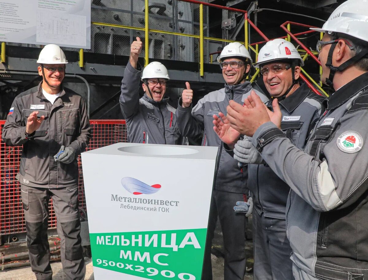 оржественный запуск руководители компании, комбината и подрядных организаций провели ко Дню металлурга. Нажатие кнопки — и мельница в работе! Фото Валерия Воронова / «Медиацентр»