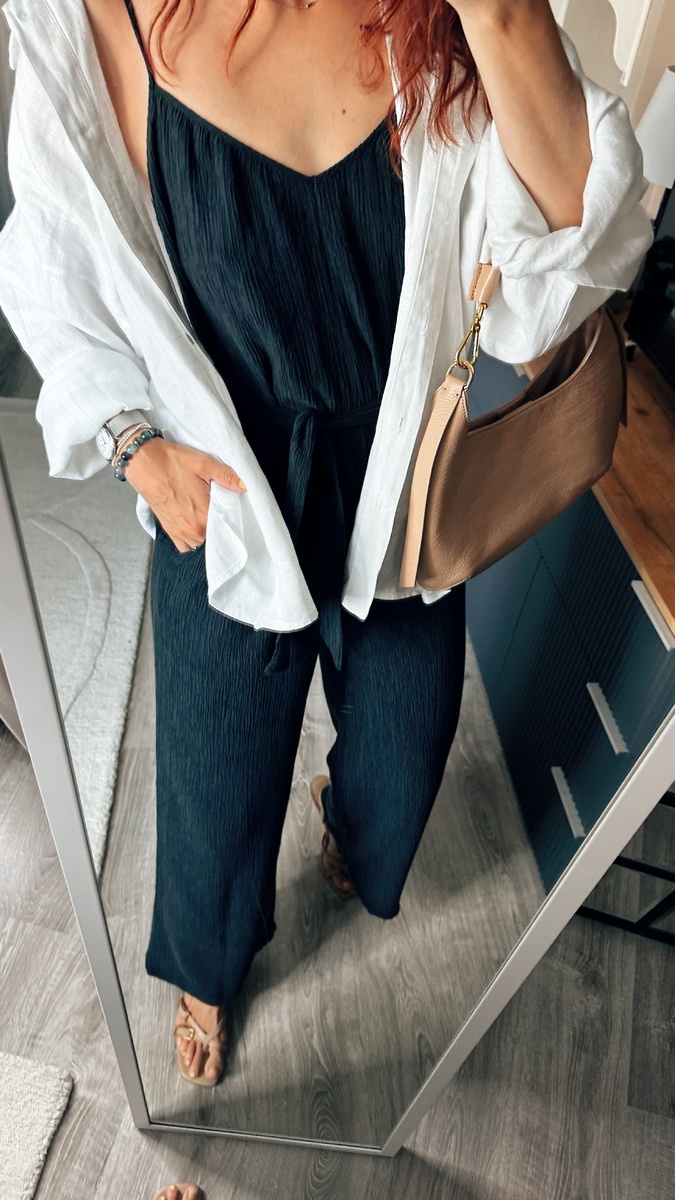 Микс из часов и браслетов — моя любимая комбинация, которой я не изменяю уже много лет. В этом году в тренде в том числе браслеты из крупных бусин, поэтому сейчас часто к своей обычной комбинации из тоненьких браслетов и часов я добавляю браслеты из натурального камня. Это сезонный тренд, но я уверена, что мода на камни задержится, и следующим летом мы вновь будем носить их с огромным удовольствием.