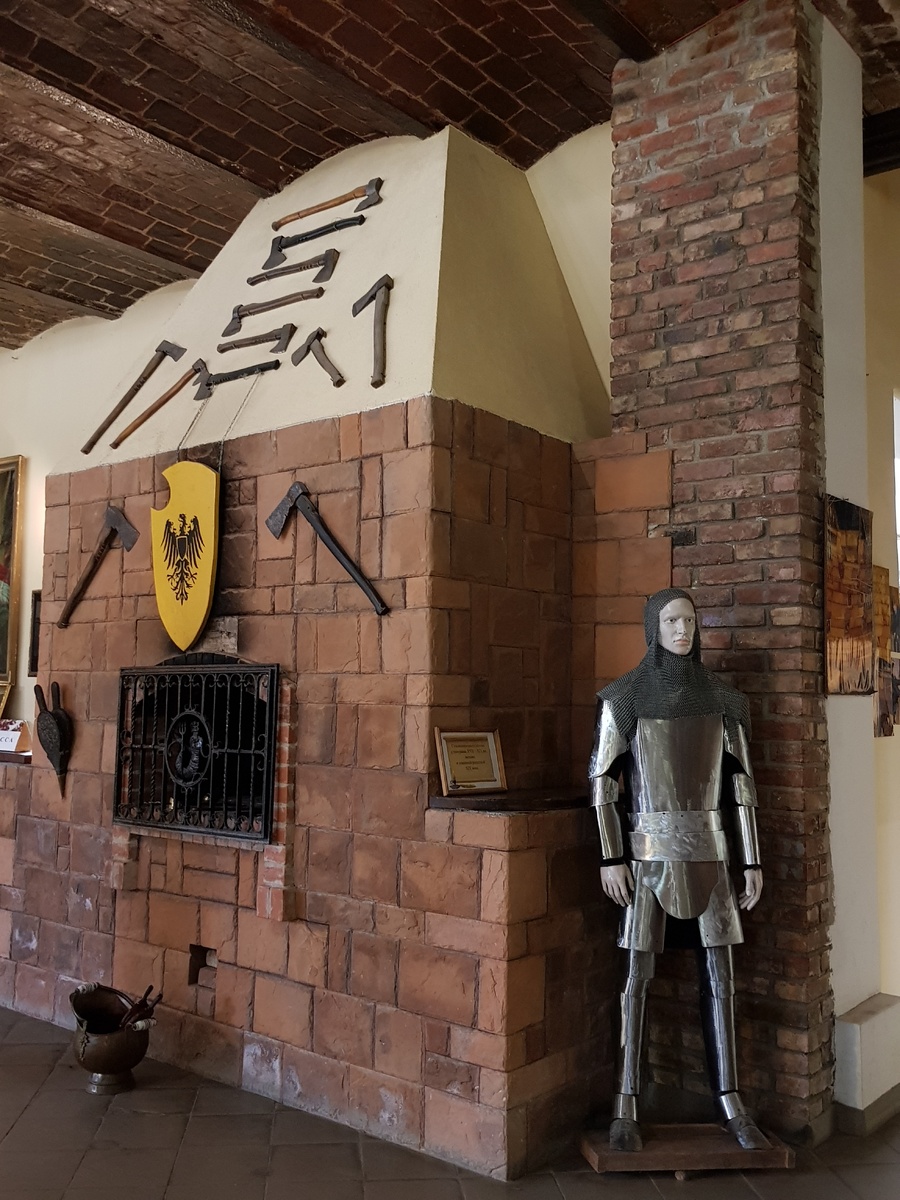 Камин на входе в музей. Фото автора. 