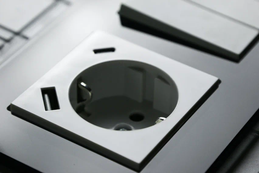 На фото: высококачественная розетка SCHUKO© с USB A+C с защитными шторками 16A 250V~ 2P+T USB 25W от Jasmart