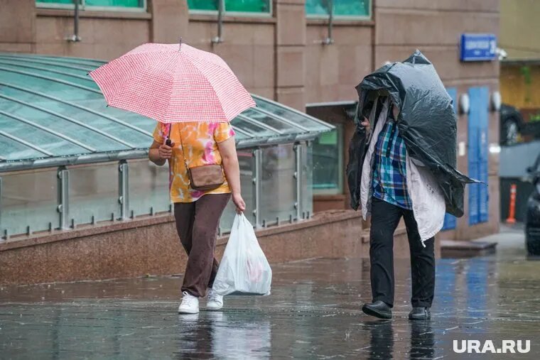 Дождь создал сильные неудобства для жителей столицы. Фото: Вячеслав Немышев © URA.RU