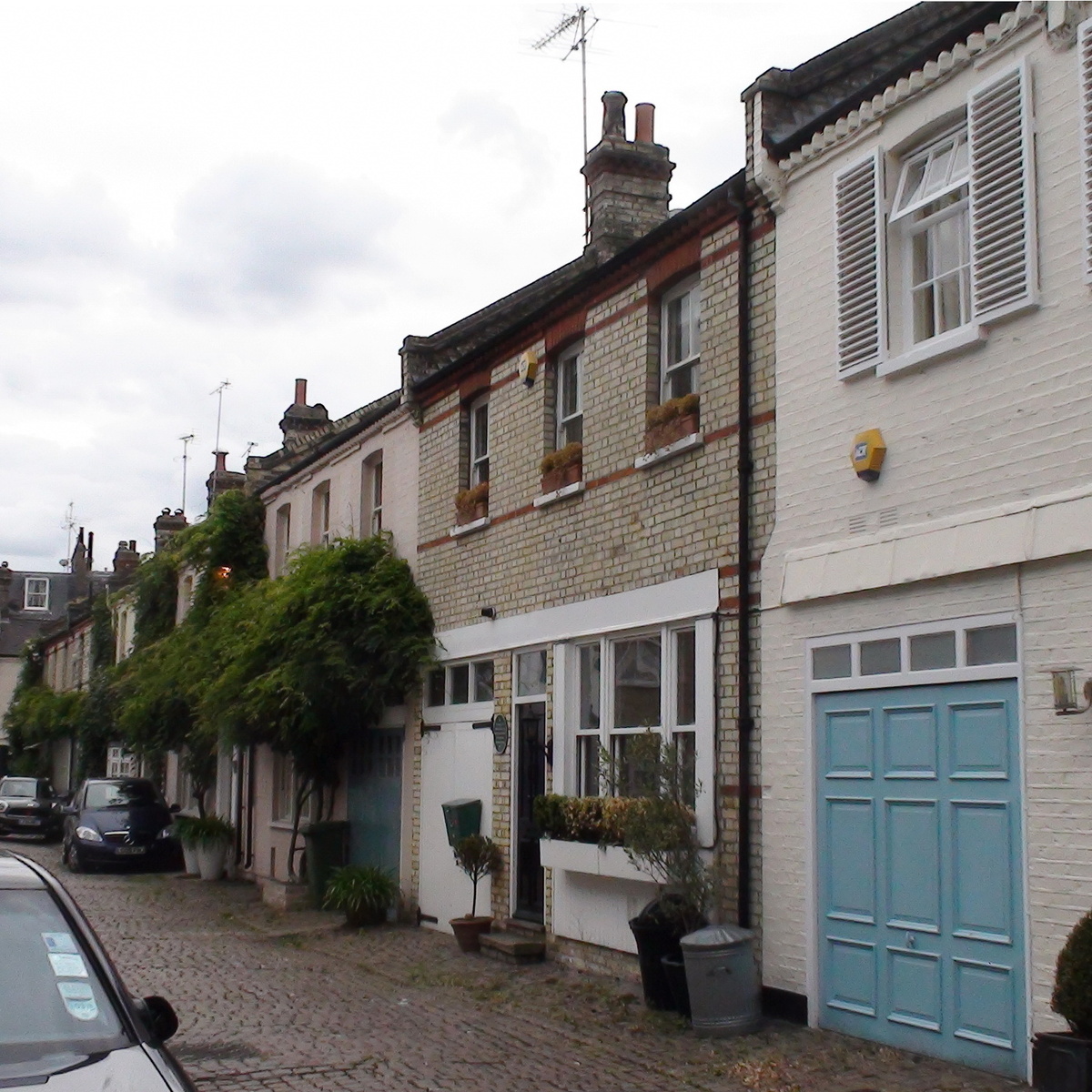 15 января 1913 года здесь начала свою деятельность компания Bamford & Martin Ltd, производитель первых автомобилей Aston Martin.