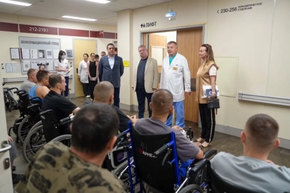    Депутат ЗакСа Петербурга Игорь Высоцкий навестил в госпитале бойцов СВО