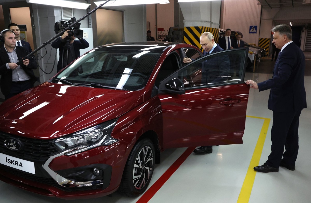    Президент РФ Владимир Путин во время посещения завода «АвтоВАЗ»