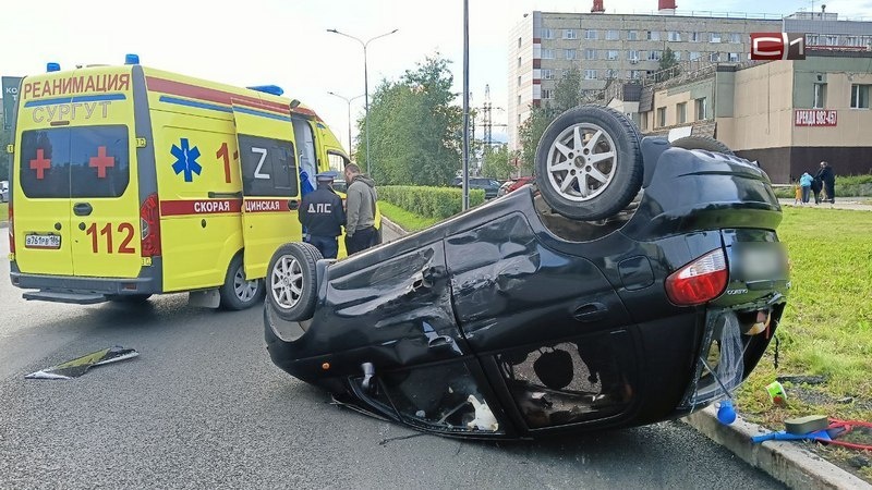    Авто перевернулось на перекрестке в Сургуте после столкновения с «Фольксвагеном»