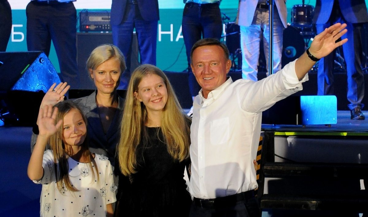 Роман Старовойт с женой Светланой Загуменновой и дочерьми