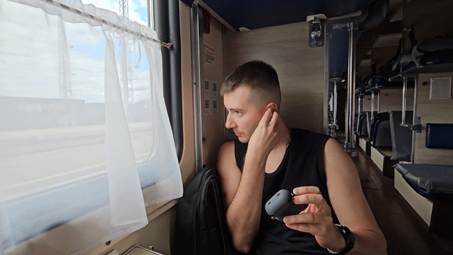 Спасаюсь от шума поезда наушниками с активным шумоподавлением