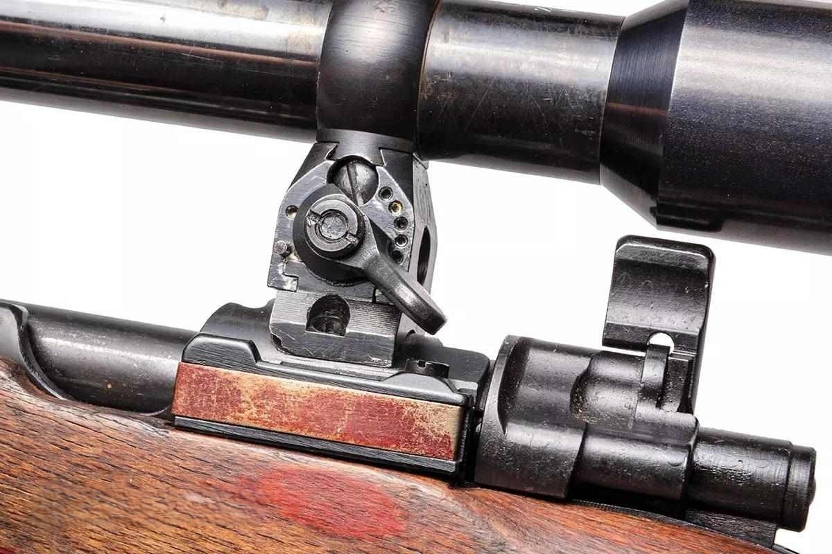 Турель Zf.39 крепилась к ствольной коробке с помощью винтов и пайки. На заднем креплении был установлен легкосъемный рычаг для фиксации и снятия прицела. Для тестирования мы приобрели прицел Carl Zeiss Zielvier 4X.