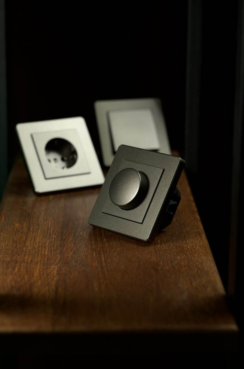 На фото: розетка, диммер и выключатель от Jasmart. Инновационные технологии и 30-летний опыт Jasmart создают безопасность и комфорт. Изделия универсальны и легко вписываются в любой интерьер