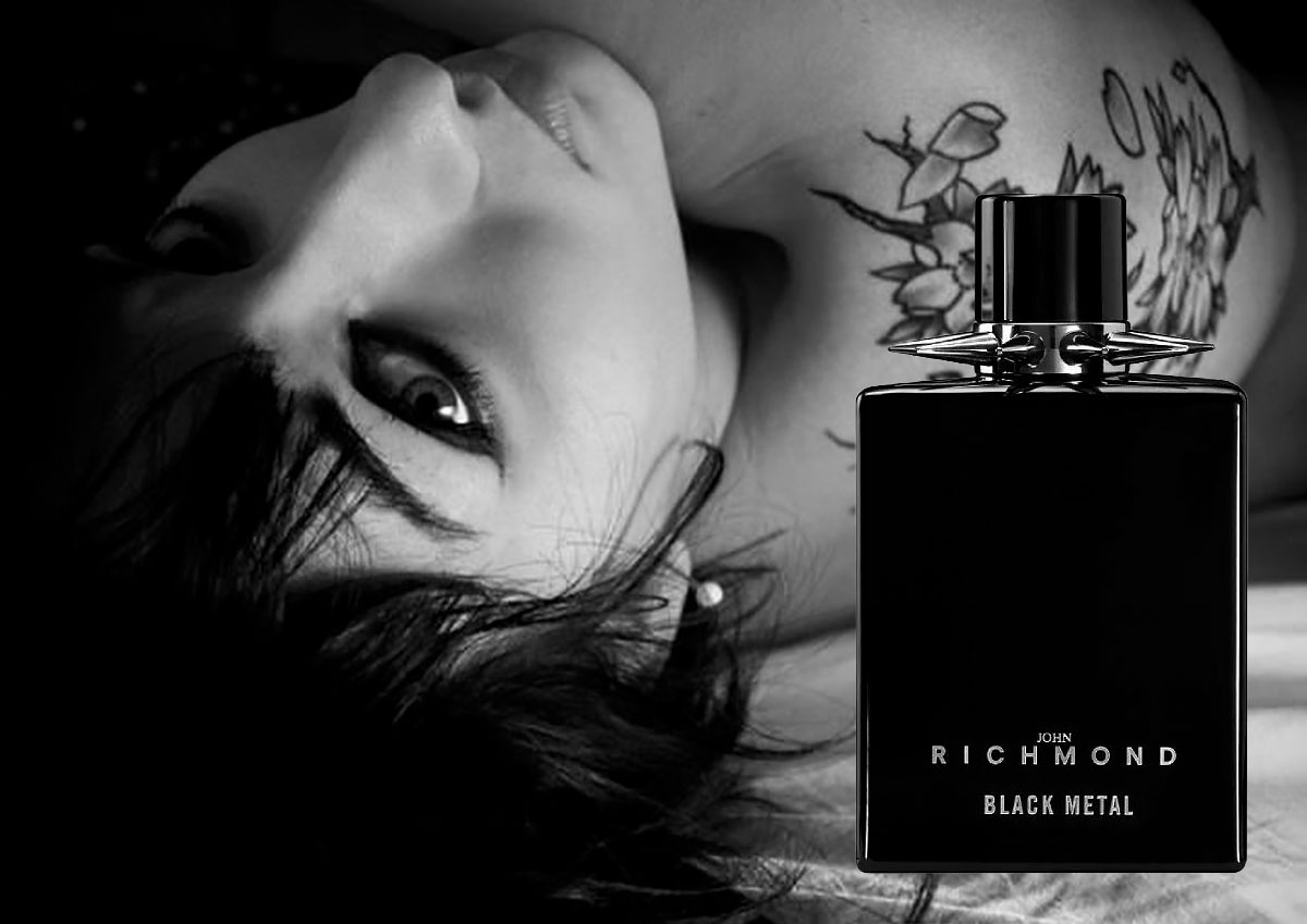 Верхние ноты: Элеми, Бергамот и Лимон; средние ноты: Черная роза, Давана и Mahonial; базовые ноты: Кожа, Пачули, Бобы тонка и Амбра