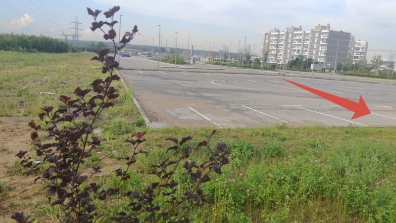    Та самая парковка, где оставил свою "Теслу" Роман Старовойт. Фото: Царьград