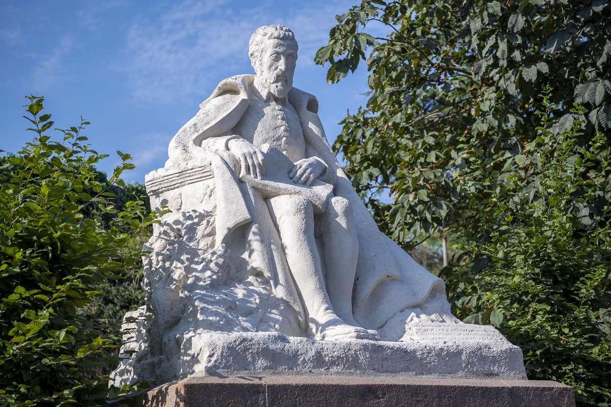 Памятник Дю Белле в Лире, Франция (https://www.osezmauges.fr/nos-incontournables/villages-proches-angers-nantes-cholet/lire-village-a-visiter-maine-et-loire-immanquables/)