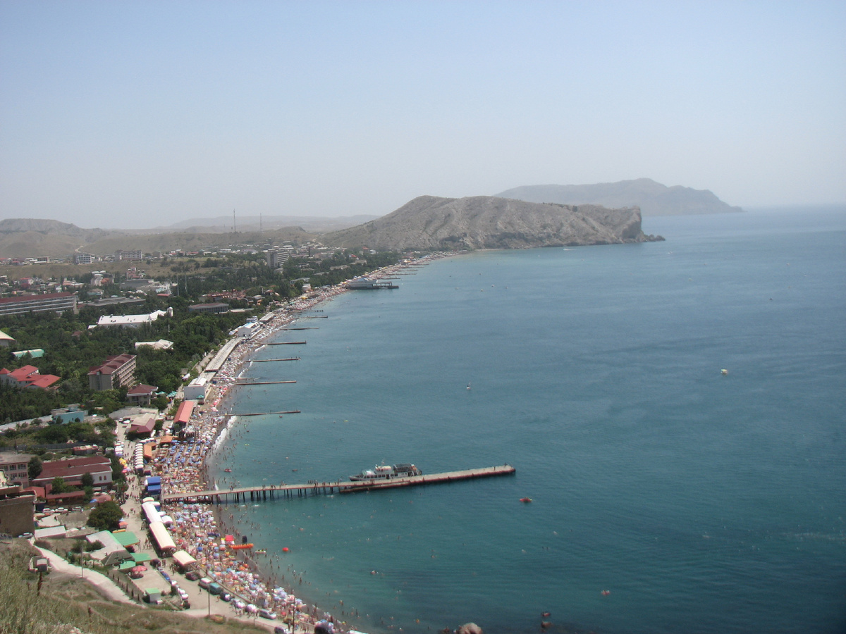 Вид на Судак с площадки Генуэзской крепости... На первм плане - тот самый причал!