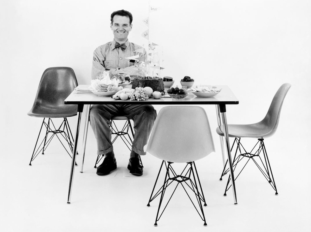 Стул Eames Plastic Chair (1950). Источник фото: https://www.interior.ru/education/predmeti/9165-100-let-dizaina-ctul-eames-dsw-charliza-i-rei-imz.html