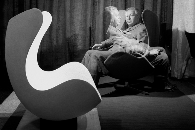 Знаменитое кресло и его создатель. Источник фото: https://www.interior.ru/education/predmeti/6693-100-let-dizaina-kreslo-egg-arne-yakobsena.html