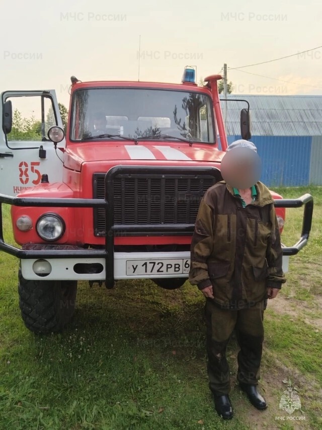 Тверские спасатели вывели из леса заблудившегося грибника