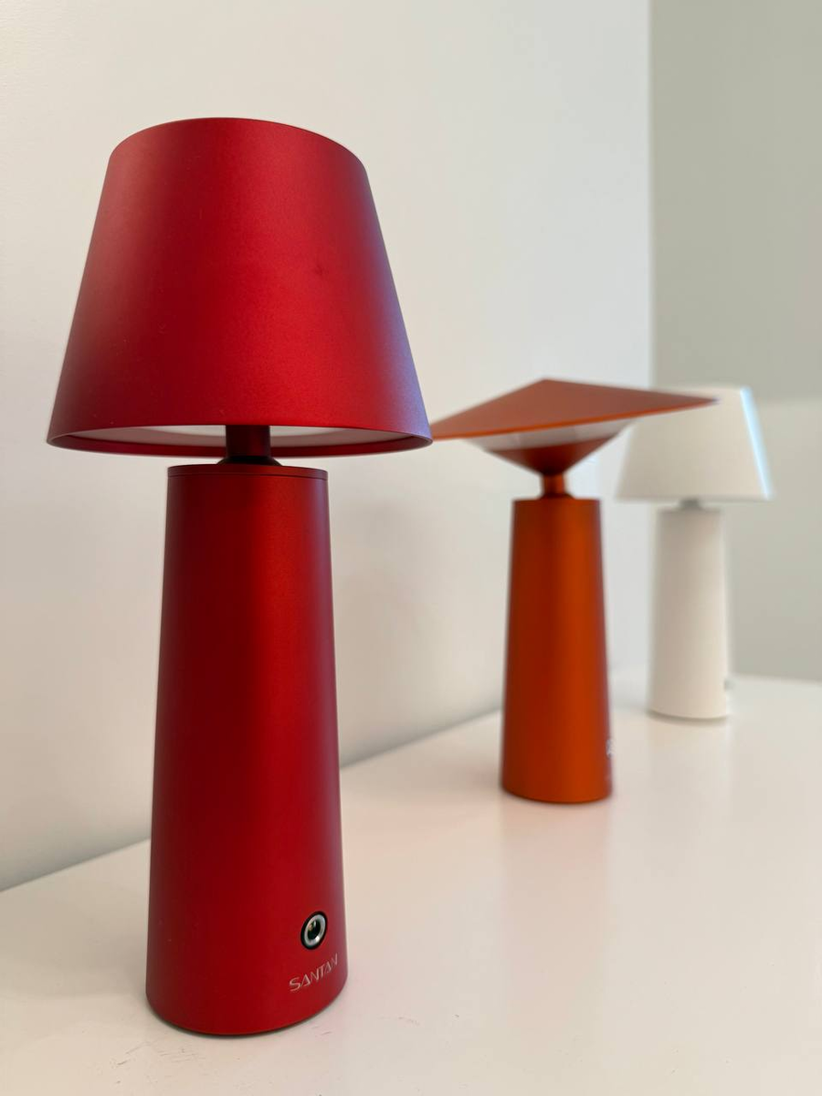 На фото: стильные настольные лампы от SANTAN