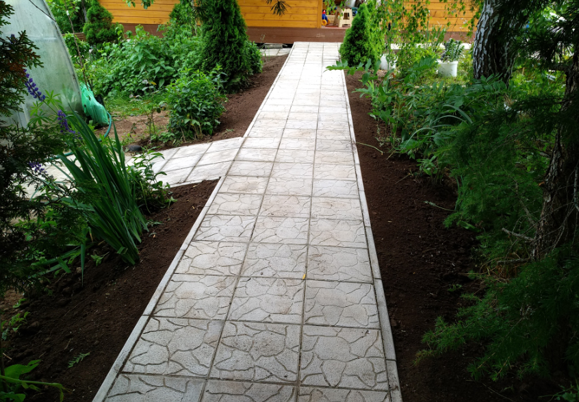 Дорожка из тротуарной плитки на дачном участке. Фотография из свободных источников