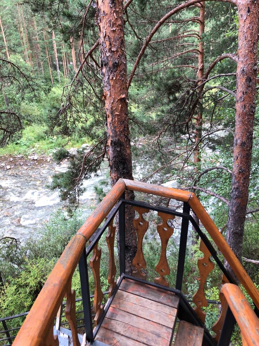 Вид с лестницы часовни за "Аредой"