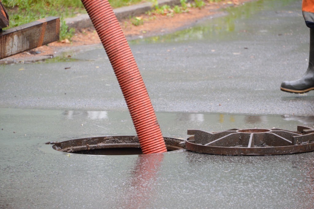 В Твери устраняют последствия ливня