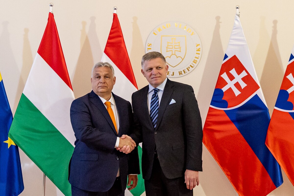    Премьер-министр Словакии Роберт Фицо (справа) и премьер-министр Венгрии Виктор Орбан (слева) / Источник: © MARTIN DIVISEK/EPA/TASS