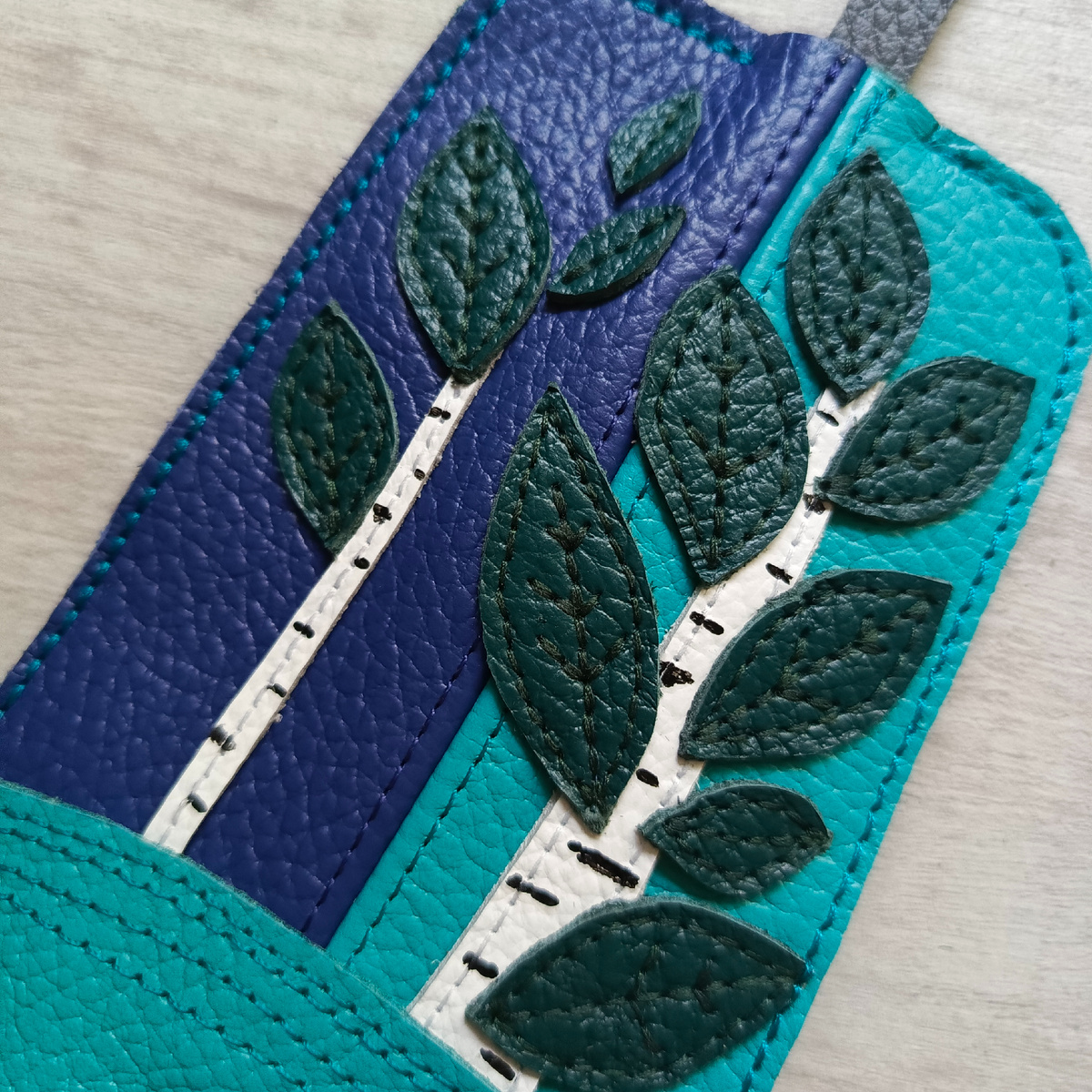 Пришивала листики и стволы обычными нитками, сложенными вдвое. Полоски нарисовала красками по ткани