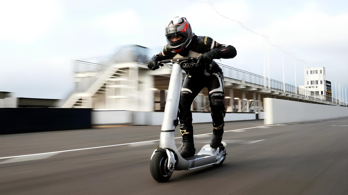    Запас хода электросамоката составляет 240 км