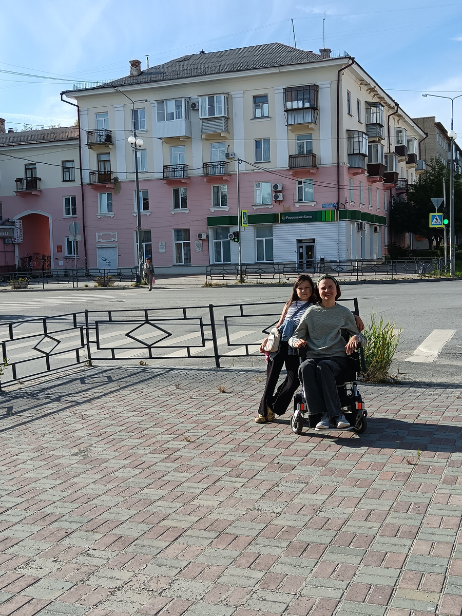 С Аркой. Слева на фотографии.