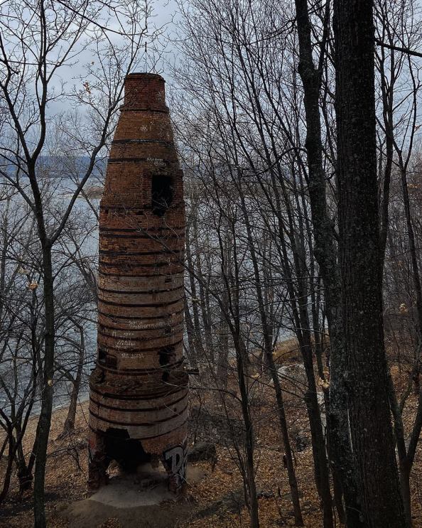Труба постепенно разрушается. Будьте осторожны гуляя поблизости