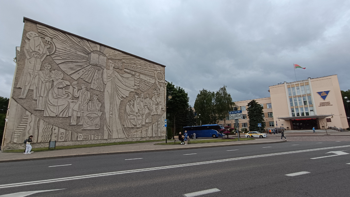 Гродно. Дворец культуры железнодорожников (на фото слева) и Гродненский государственный университет имени Янки Купалы (на фото справа)/ФОТО автора (из окна автобуса)