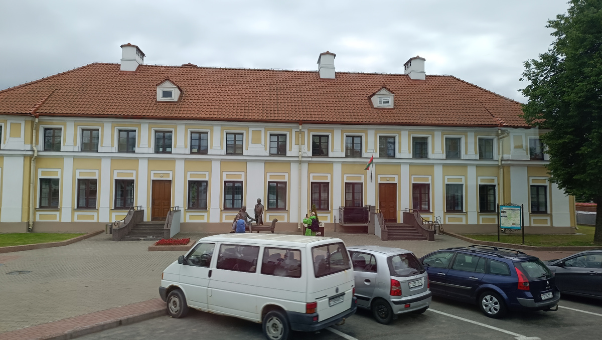Дворец вице-администратора на площади Антония Тызенгауза в Гродно/ФОТО автора (из окна автобуса)