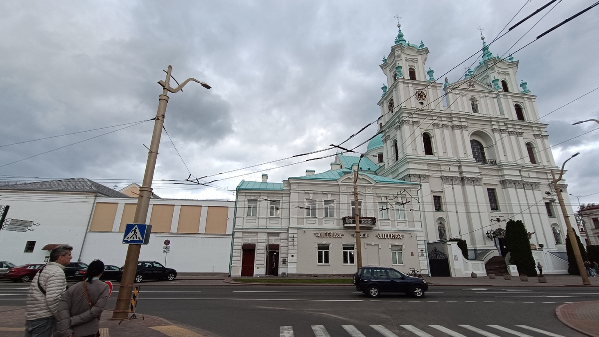 Справа на фото Кафедральный собор Святого Франциска КсавериФОТО автора (из окна автобуса)