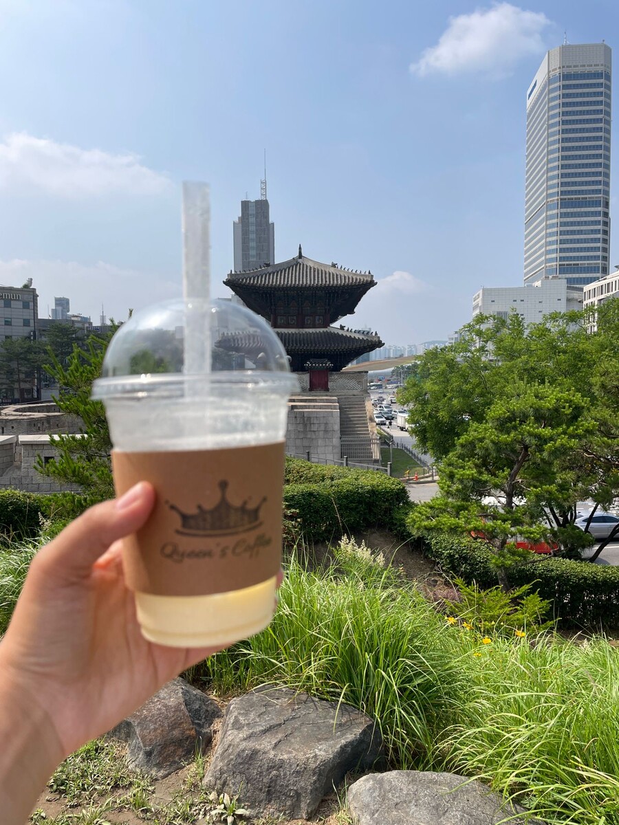 В Сеуле я жила прям за этим дворцом. Всем говорила: «Знаете дворец в районе Дондемун? Я там живу»:)