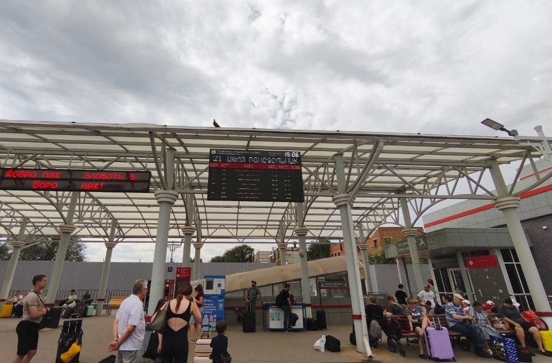     Пассажиры на вокзале "Южный" в Воронеже