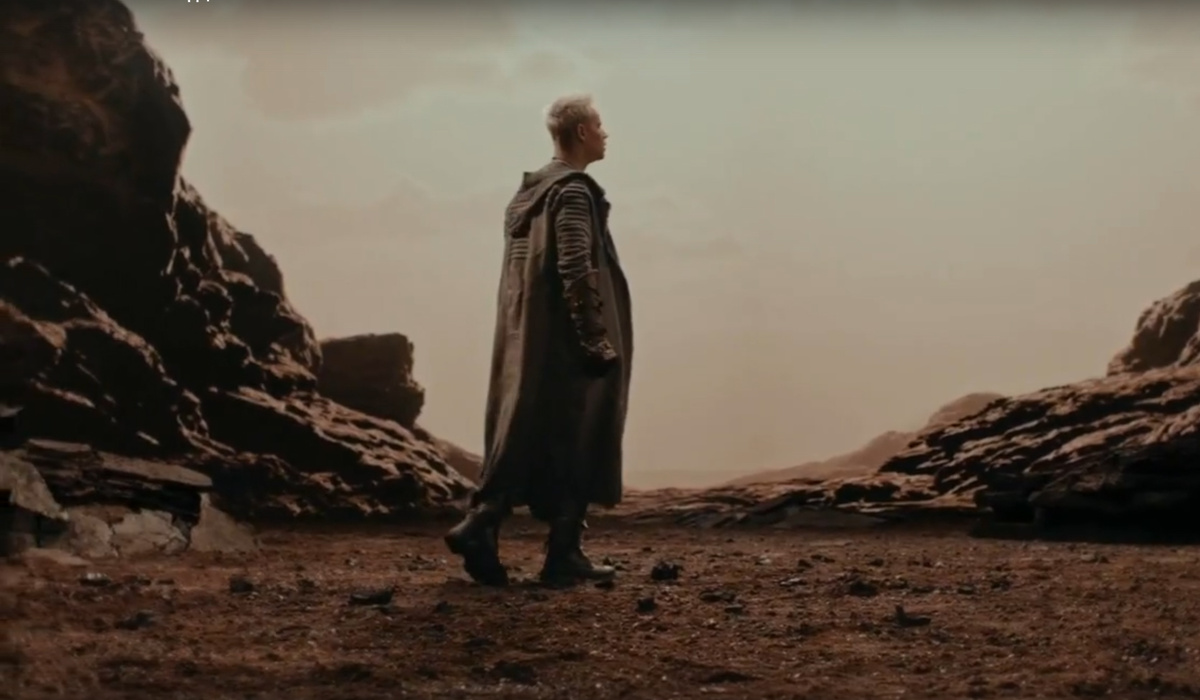 КАДР ИЗ КЛИПА "ПРЯМО ПО СЕРДЦУ"