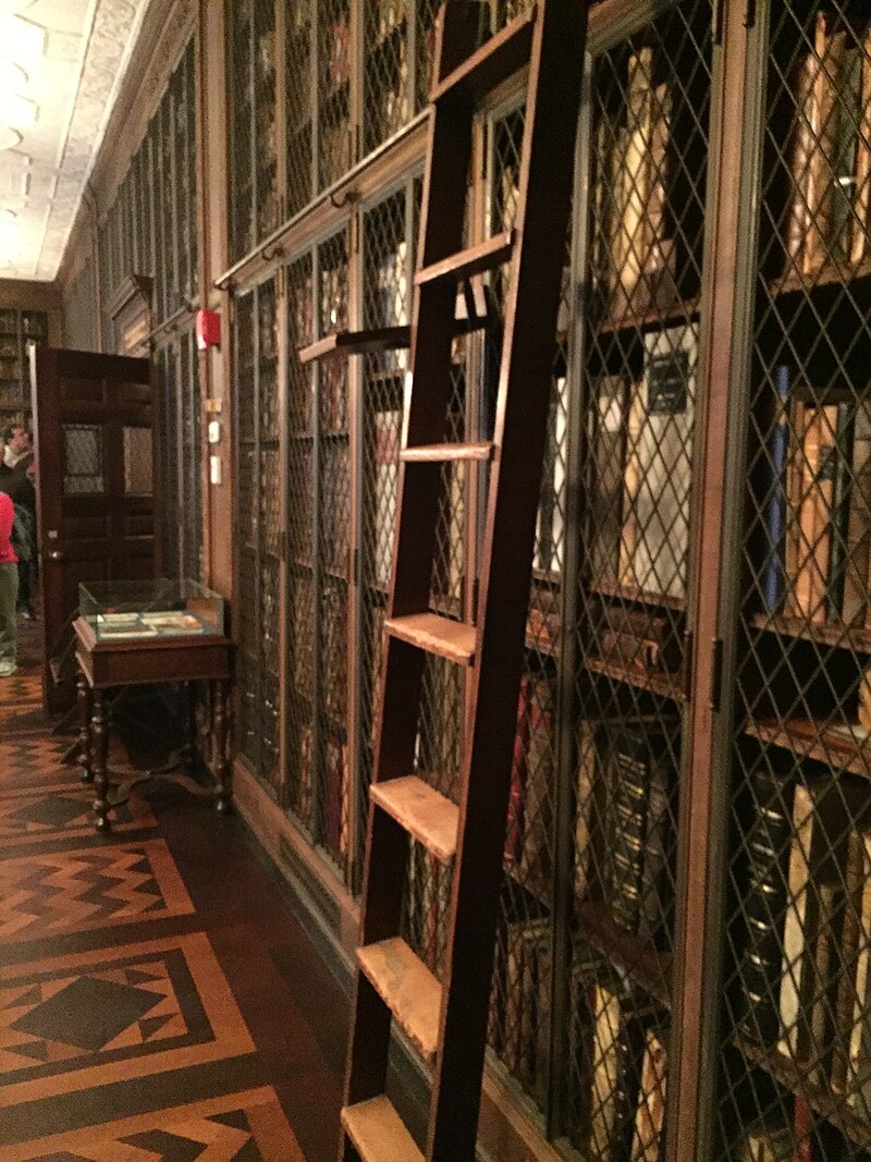 Зал редких книг. Большинство экспонатов датируются периодом между XV и XVIII веками, в основном — медицинские тексты, напечатанные в Северной Америке в XVIII столетии.