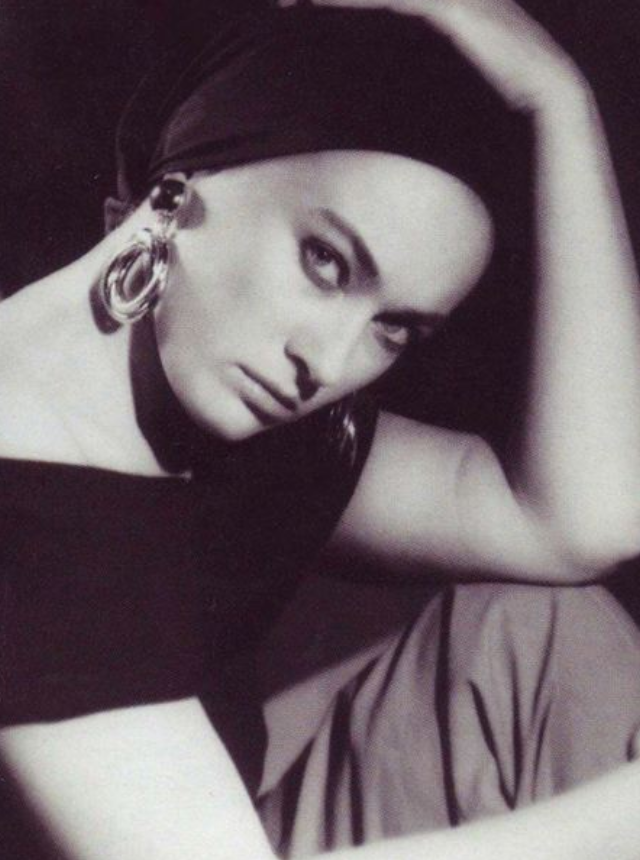 Даже на фото в молодости холодный, пронизывающий взгляд Ларисы Гузеевой уже выдает ее волевой характер