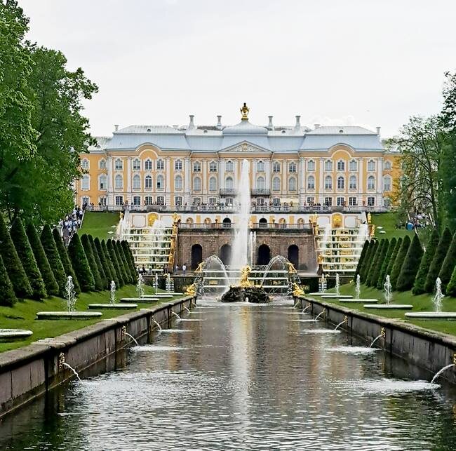 Вид на Большой дворец и Большой каскад с моста на Марлинской аллее /фото из личного архива, 