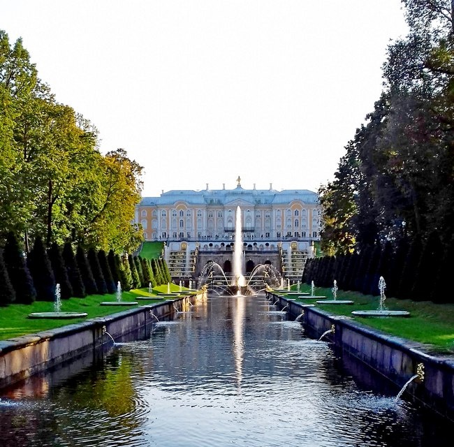 Вид на Большой дворец и Большой каскад с моста на Марлинской аллее /фото из личного архива, 2017/