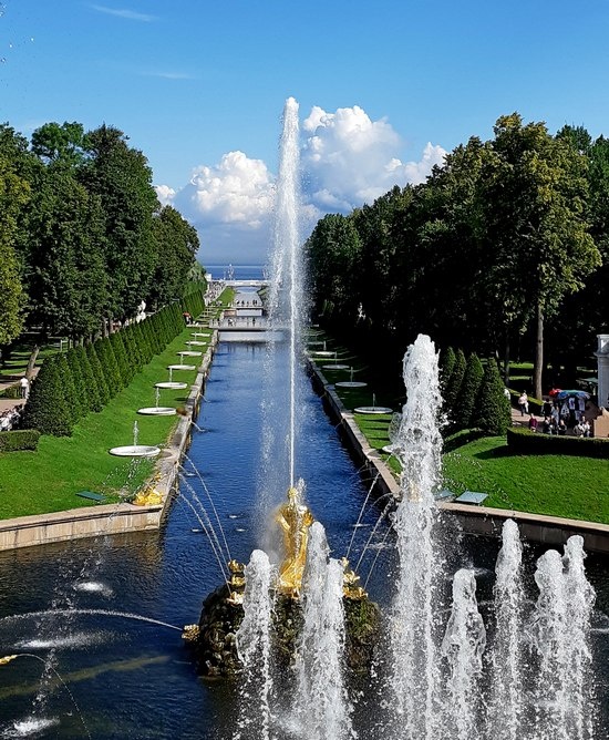 Вид на Морской канал с Верхней террасы у Большого дворца /фото из личного архива 2021/