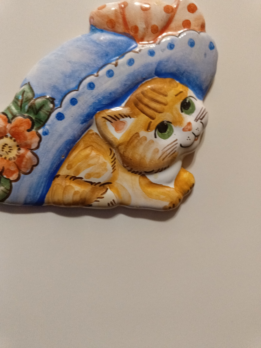 Магнит "Кошечка в шляпе". Это Ярославская майолика, ручная работа. Мы привезли ее из круиза, когда была стоянка в Ярославле. Теперь он живет у нас на плите.