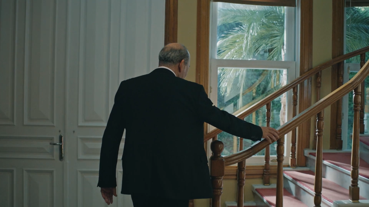 Латиф поднимается в комнату хозяина.