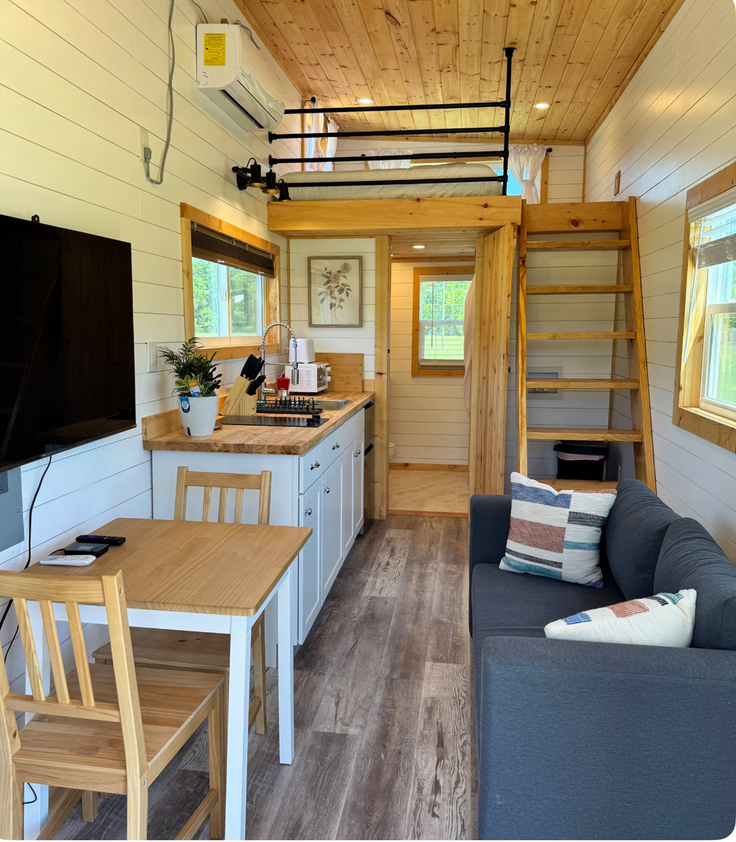 Кухня в Raja небольшая, но оснащена всем необходимым: индукционная плита, компактный холодильник, современная мойка из нержавеющей стали.