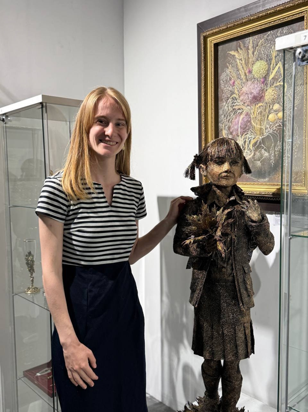 Даньшина Полина вместе со своей работой «Первоклашка» (2023-2024 г.г.)