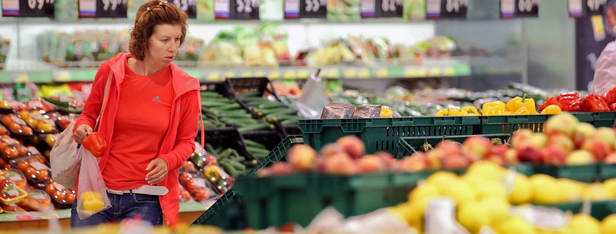    Женщина выбирает фрукты и овощи в одном из гипермаркетов Петербурга. Автор фото: Пётр Ковалёв / "Деловой Петербург"