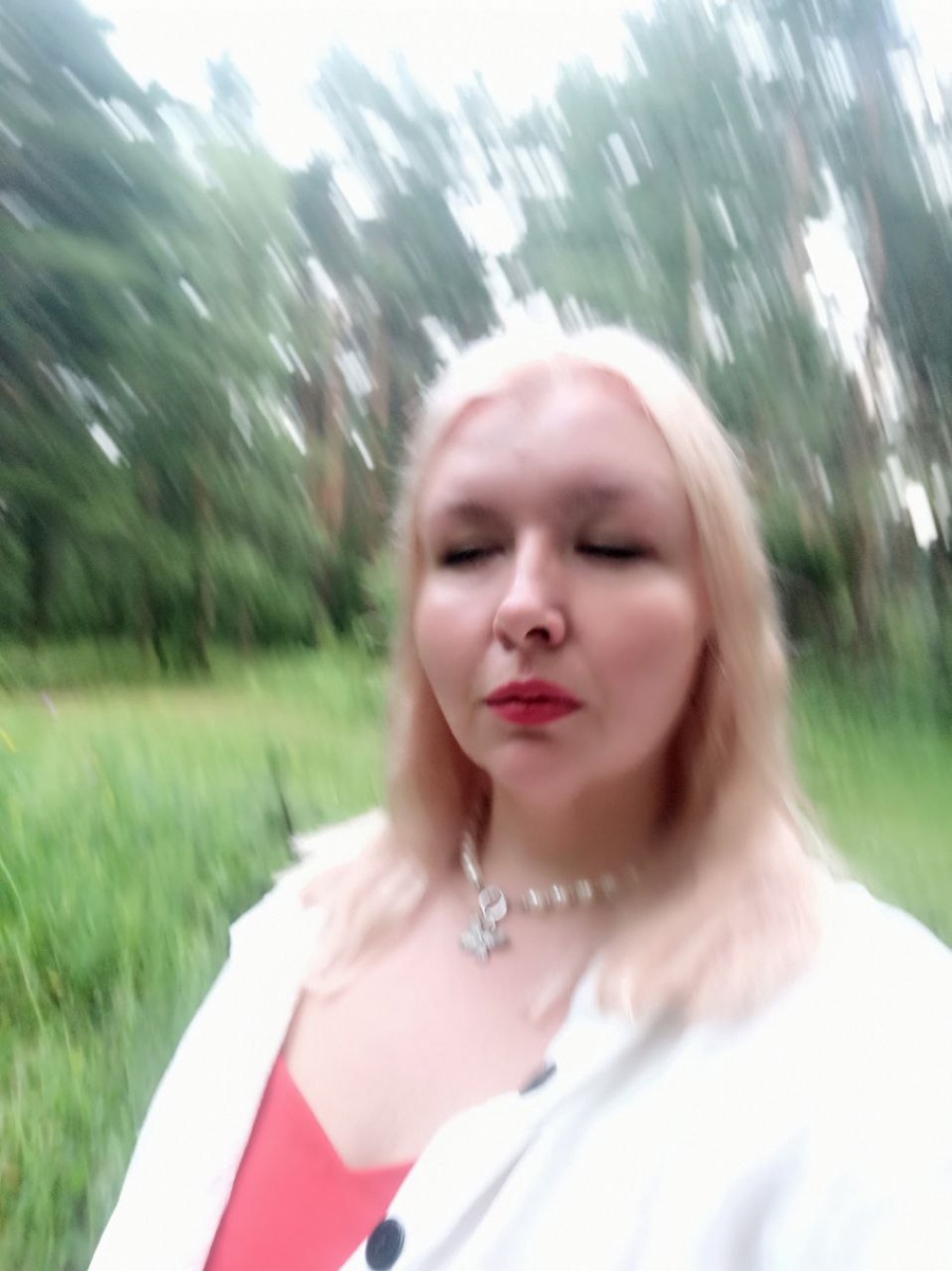 Мы лучше слышим себя, когда закрываем глаза и находимся в полной тишине от городского шума. Природные звуки усиливают и помогают нам быть и осознавать моменты жизни.