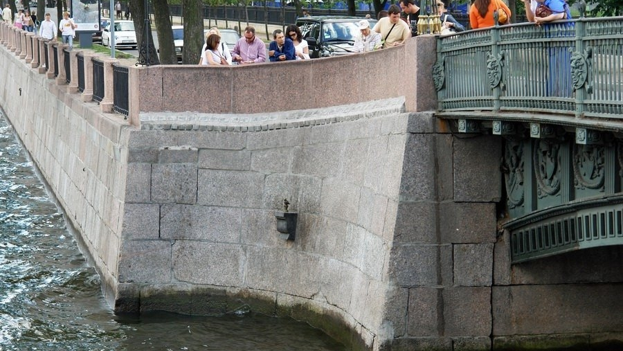 Туристы ищет памятник Чижику-Пыжику на набережной Фонтанки.