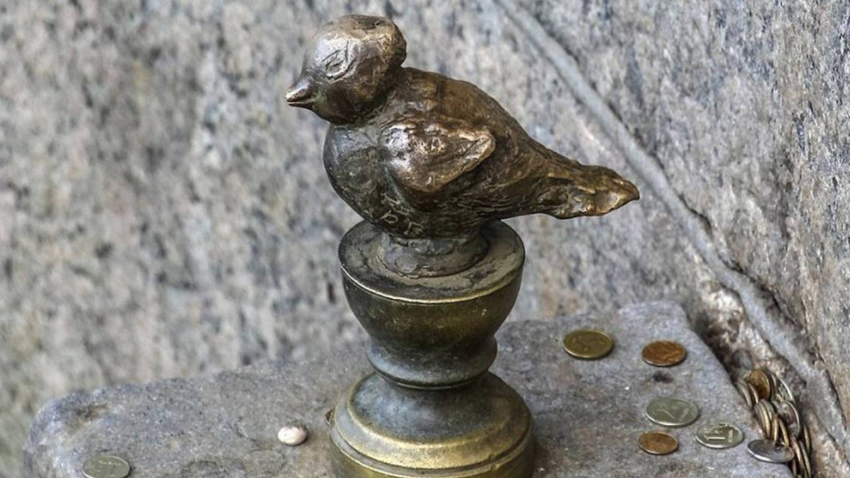 Самый маленький памятник Петербурга Чижик-Пыжик крупным планом.