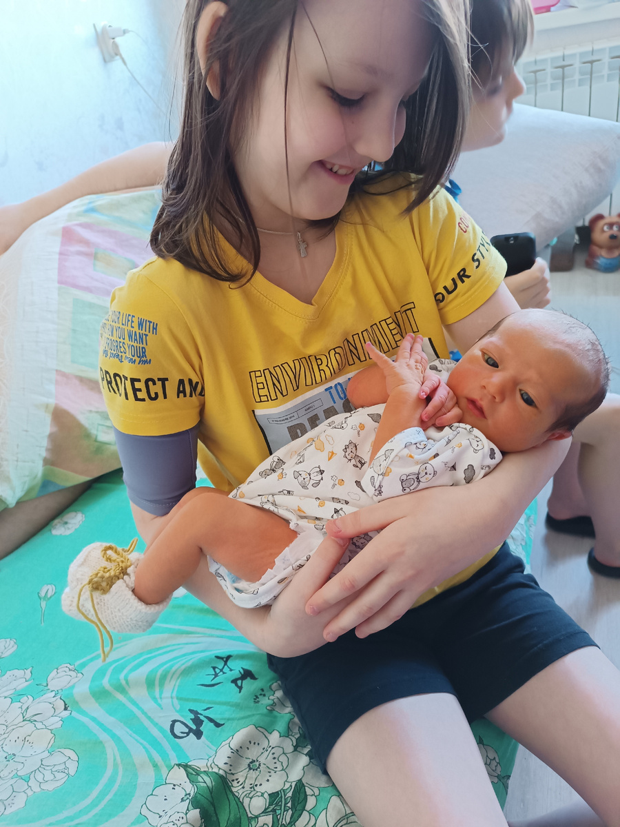 Первый день дома у Устюшки на руках. 